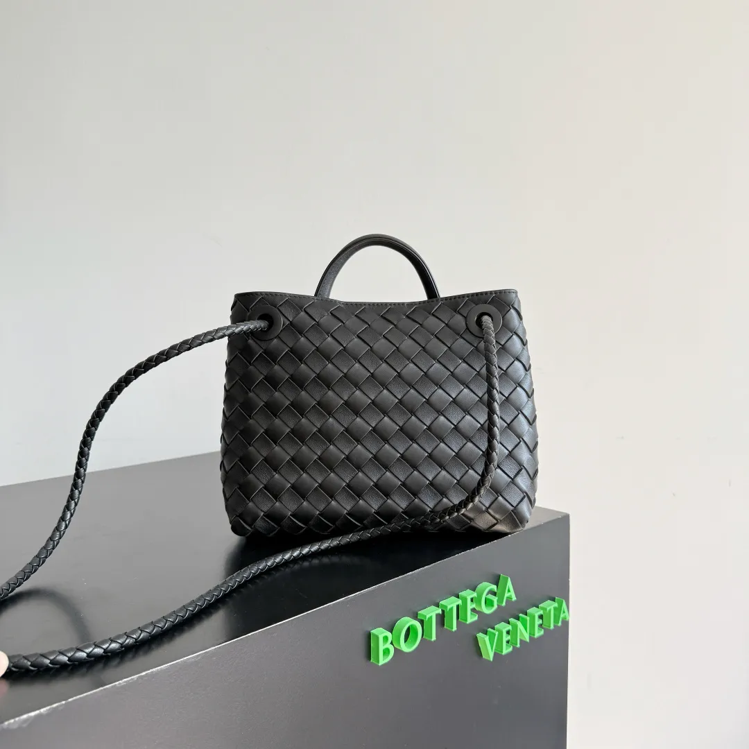 The new Andiamo batch of 3060 BV is shipped‼ ️The classic intercciato weaving process is used to create a soft bag, the metal knot is made of micro-cast aluminum using jewelry technology🪢, and the decorative beads are made of metal and hand-polished oak, allowing you to jump repeatedly between elegance and fun💃, making it unpredictable. Classic and versatile, it shows off your temperament, and the bag has a large capacity, making it very convenient for daily commuting! It has a variety of carrying methods, the shoulder straps can be adjusted by yourself, the original lambskin feels soft and delicate, and the unisex style breaks gender boundaries and brings a more practical and long-lasting use experience. The Andiamo, which has both elegant and casual styles, perfectly interprets the "fashionable old money style". Style number: 743568+wood hardware Color: black silver buckle Size: 25*22*10.5cm